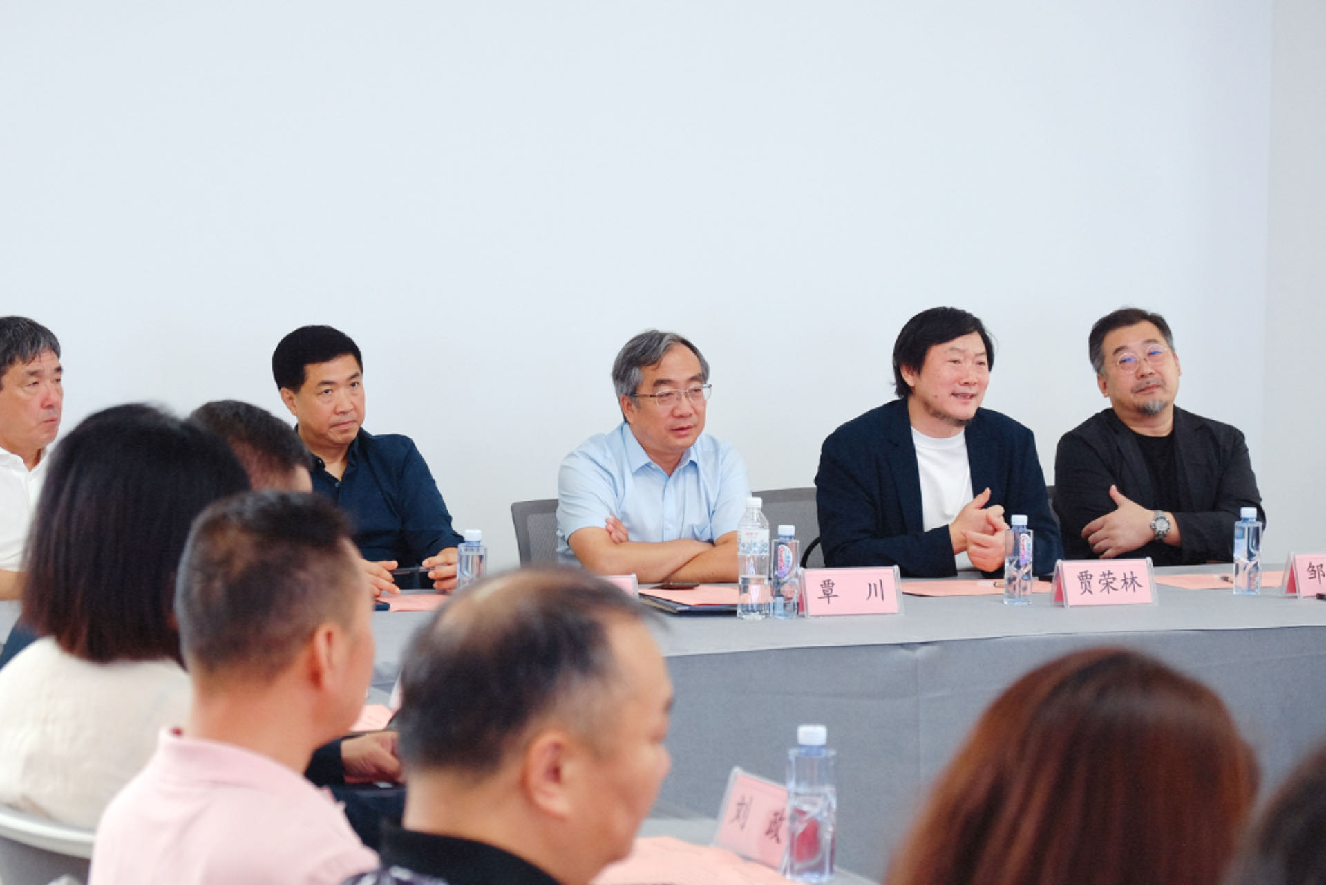 20240911-BB贝博艾弗森官方网站美术学院《专业考察》课程开设30周年专题研讨会举行-研讨会现场专家学者探讨交流-胡思凡.jpg