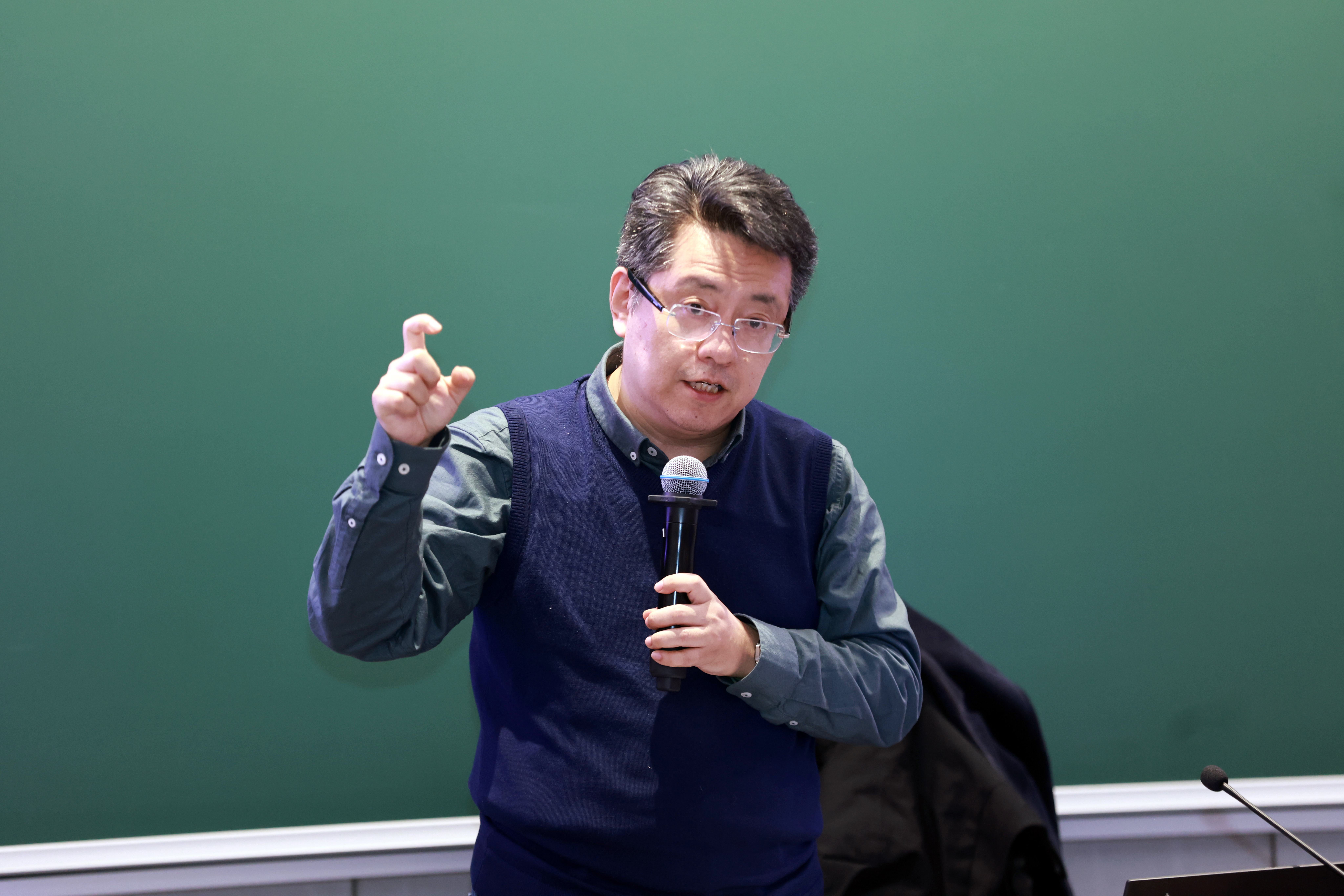20241227-BB贝博艾弗森官方网站举办2024年哲学社会科学骨干教师专题研讨班-常志东-董煜作专题报告.JPG