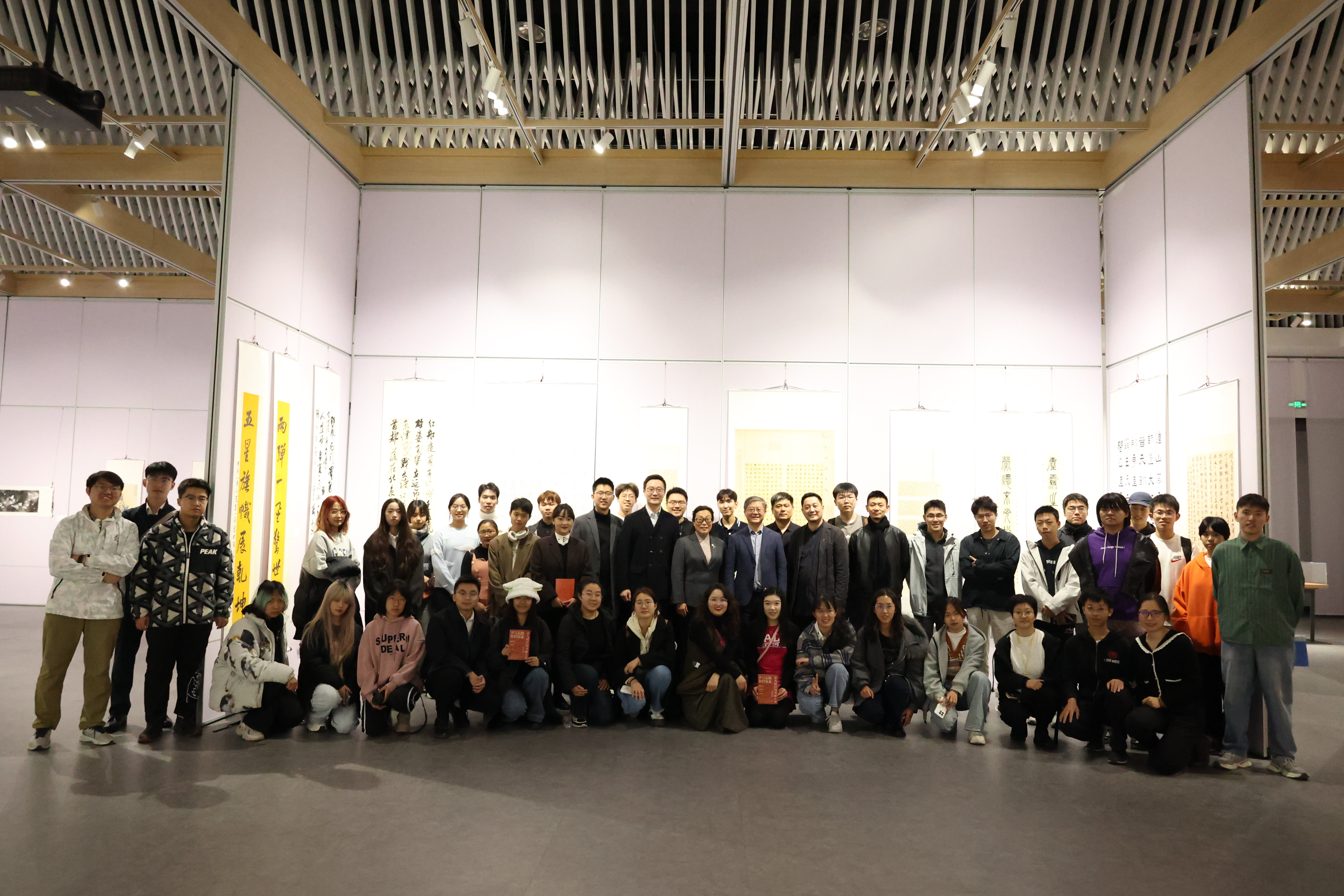 20241101-BB贝博艾弗森官方网站第九届校园书画大赛作品展开幕式-学生艺术团-全体人员合影.jpeg
