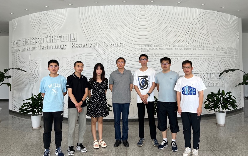 20230704-导师导员齐合力,共书育人新篇章——记辅导员们的师门故事-院系供图-王劲涛老师和课题组辅导员合影(左起:张旭东、王薛涵、邹琮、王劲涛、何宏毅、陈国智、高珂).png