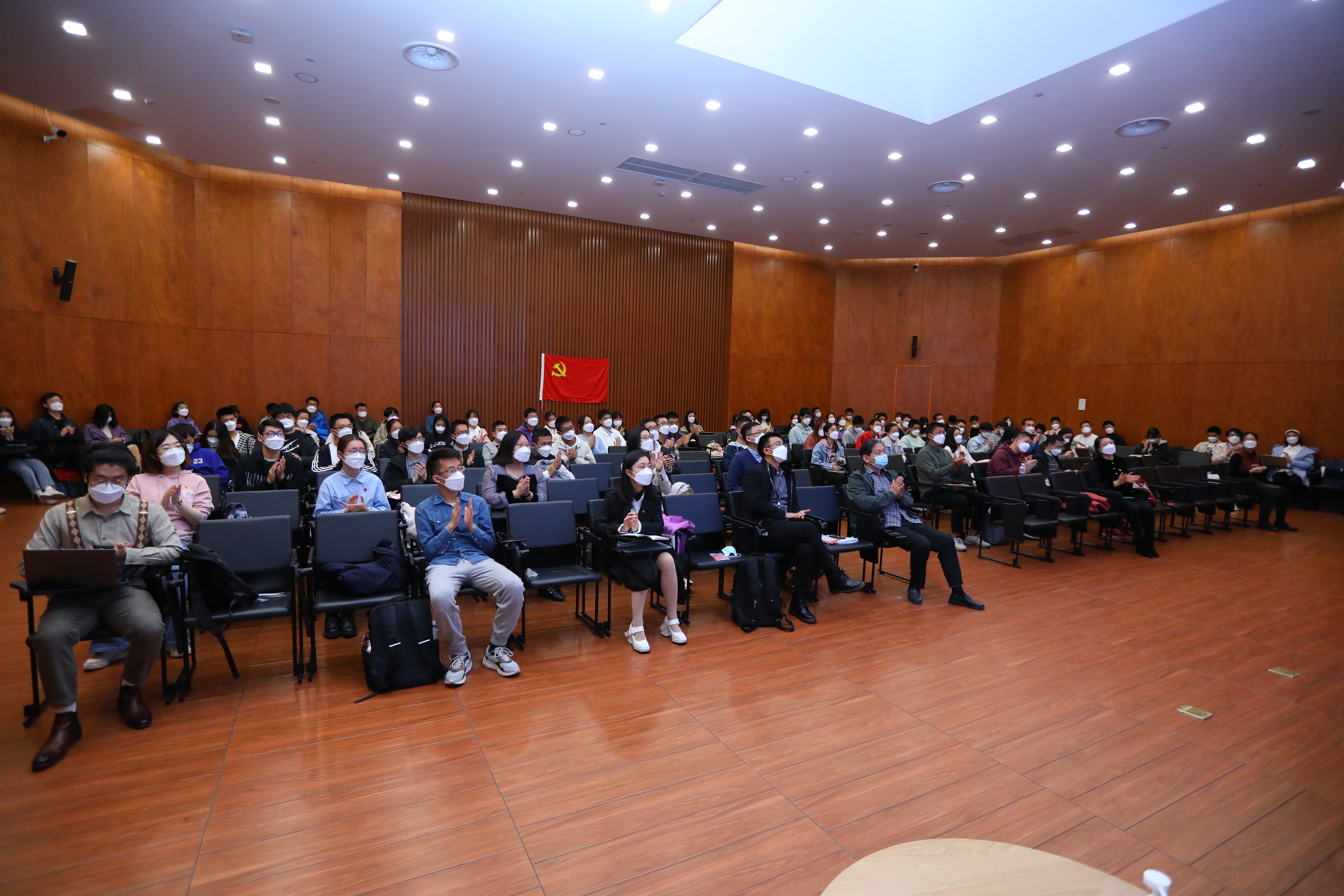 20221018-喜庆二十大,奋进新征程——BB贝博艾弗森官方网站本科生党支部热切关注党的二十大开幕会-刘雪天-新雅书院各党支部集体观看党的二十大开幕会1.JPG