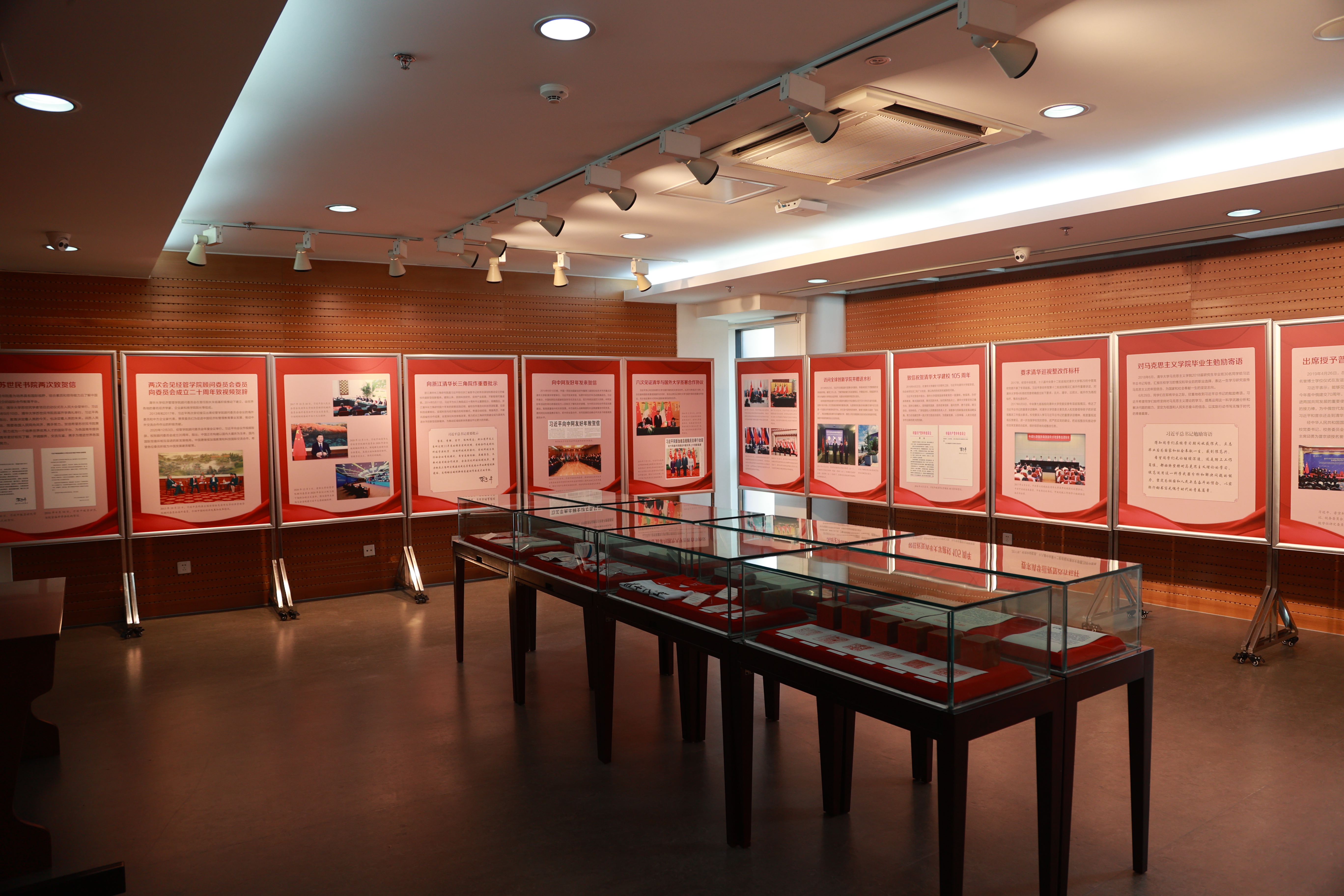 20220424-BB贝博艾弗森官方网站110周年校庆参观校史展-薜建团-“习近平总书记关心BB贝博艾弗森官方网站”专题展在校史馆二层专题展厅举行.JPG