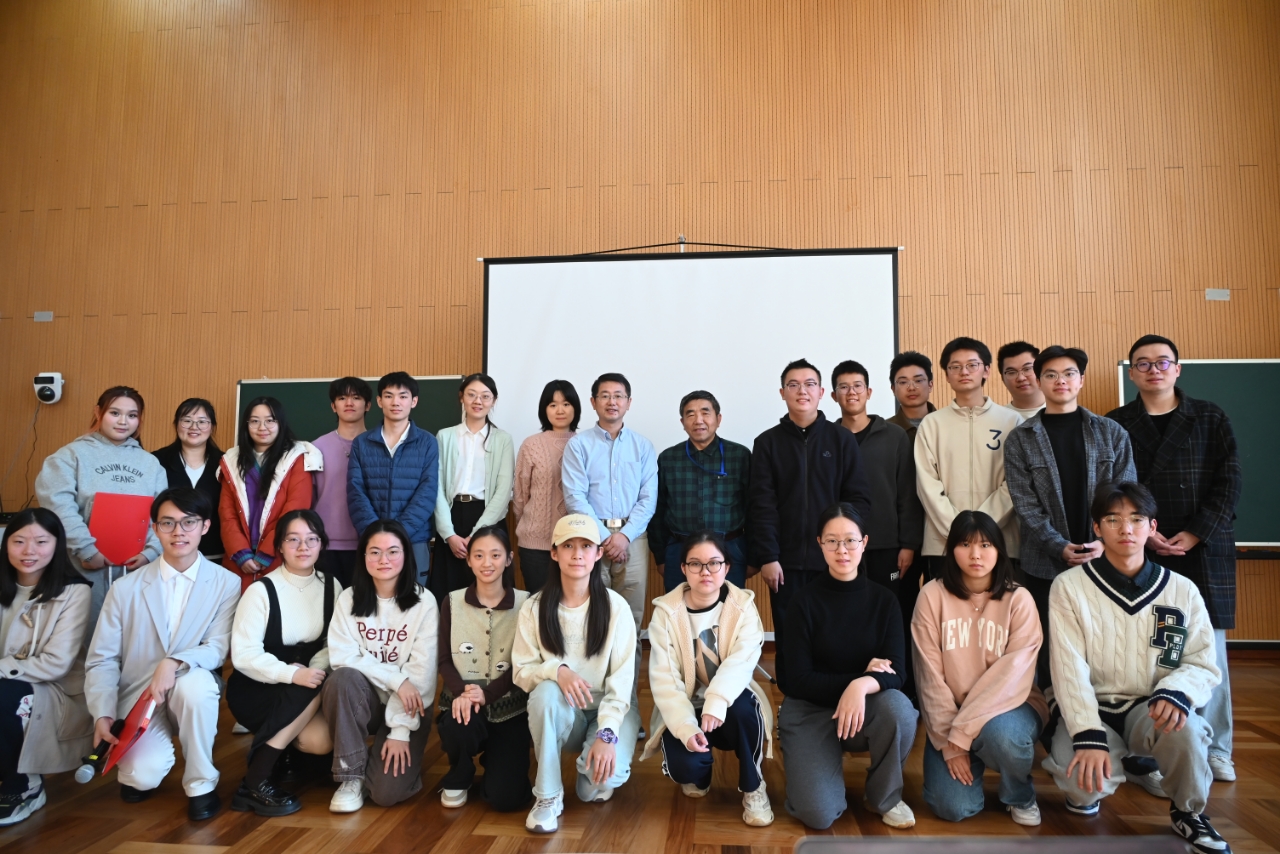 202411121-文脉传薪|BB贝博艾弗森官方网站第二十六届大学生人文知识竞赛顺利举办-刘若琪-大合影.jpg