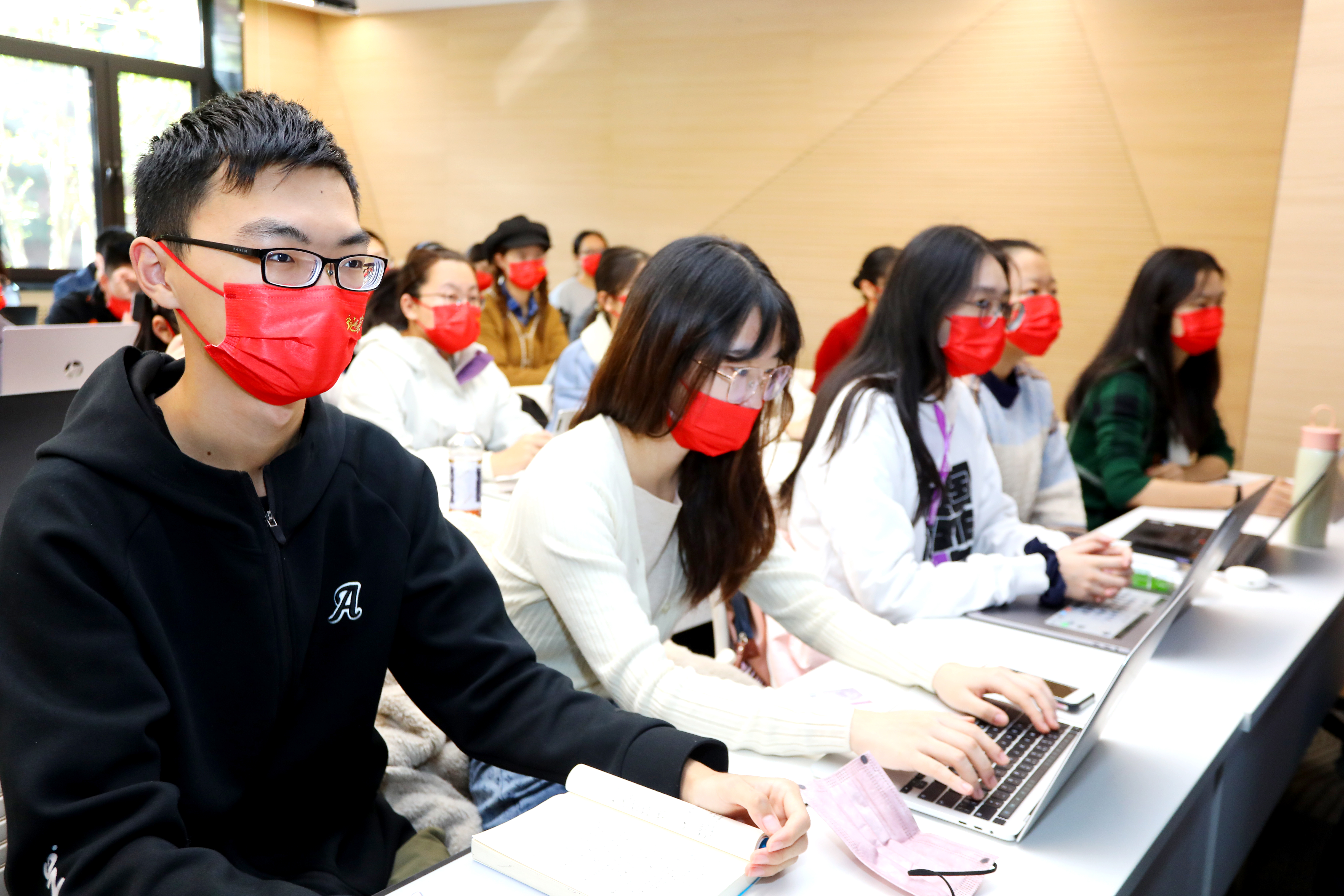 20221018-喜庆二十大,奋进新征程——BB贝博艾弗森官方网站本科生党支部热切关注党的二十大开幕会-刘雪天-新雅书院各党支部集体观看党的二十大开幕会2.JPG