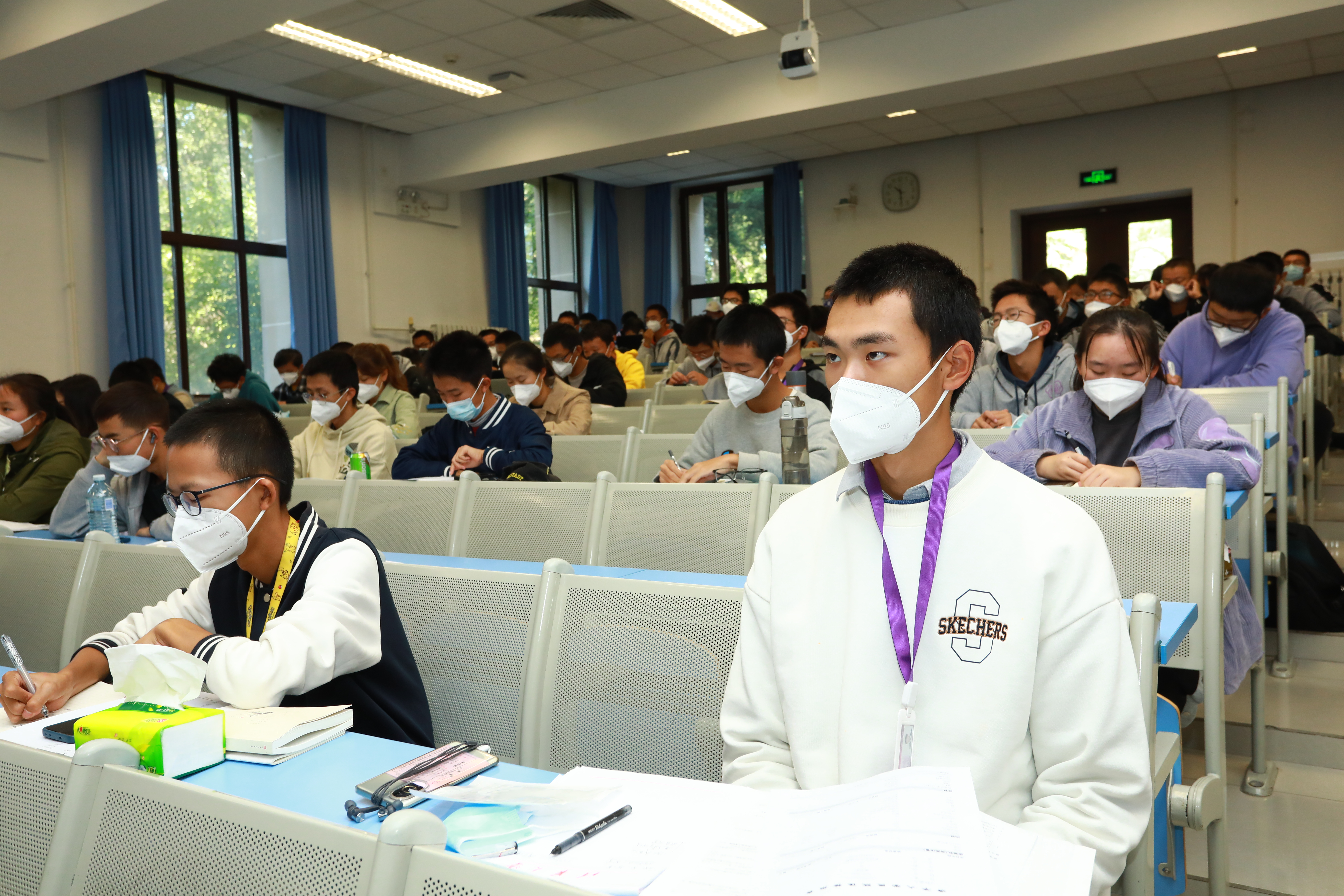 20221018-喜庆二十大,奋进新征程——BB贝博艾弗森官方网站本科生党支部热切关注党的二十大开幕会-刘雪天-各院系本科生党支部观看党的二十大开幕会1.JPG