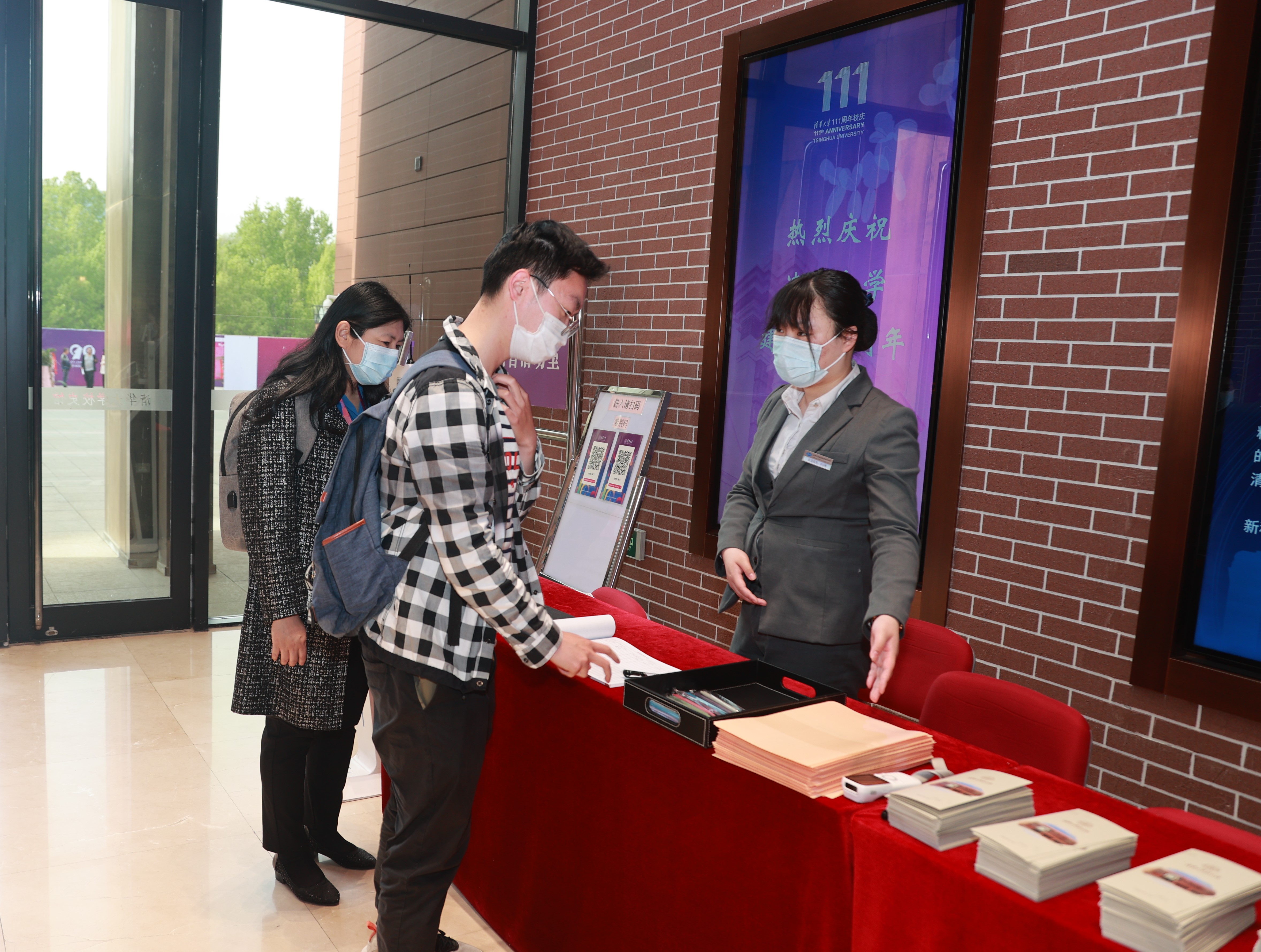 20220424-BB贝博艾弗森官方网站110周年校庆参观校史展-薜建团-第一位观众走进校史馆.jpg