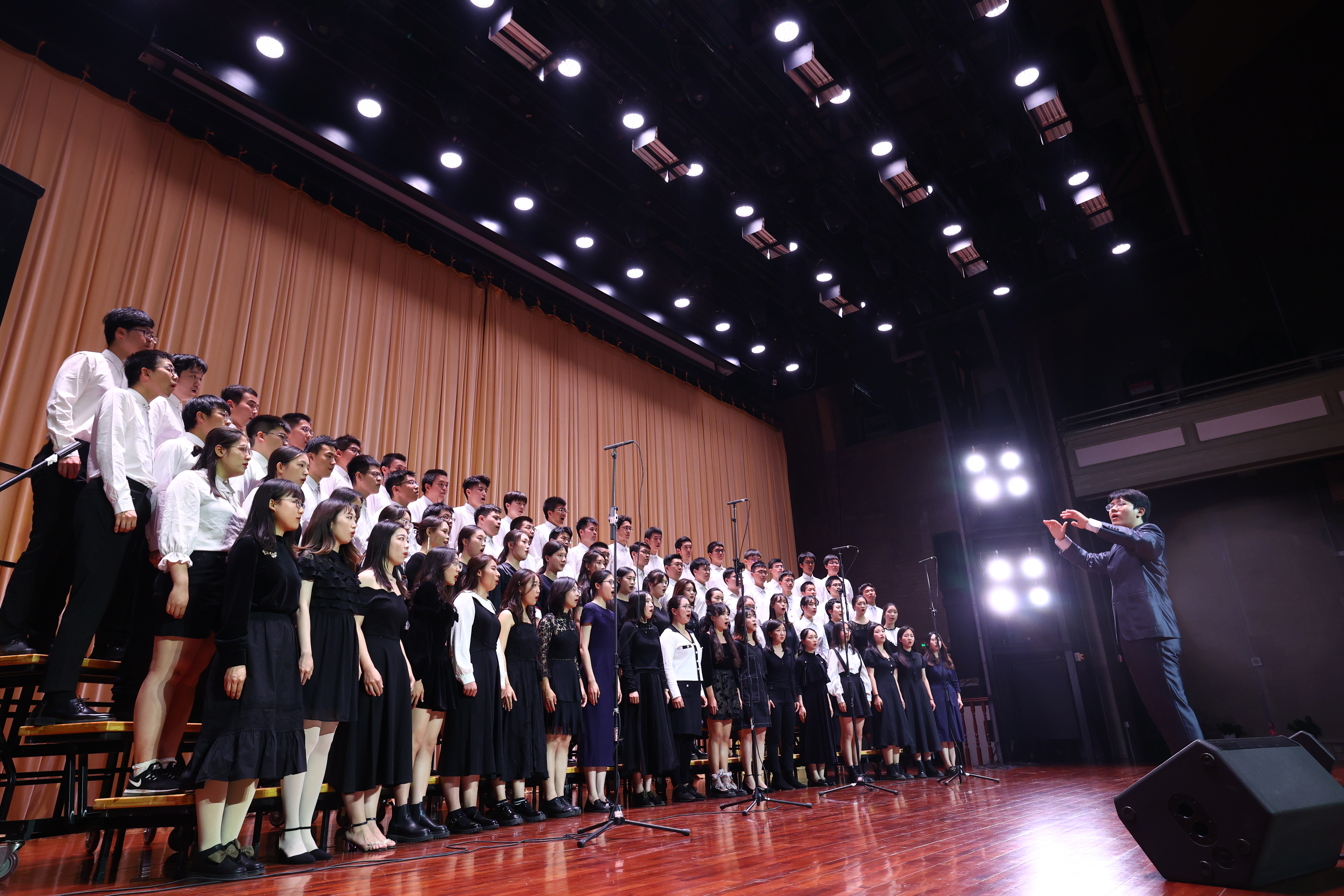 20220425-BB贝博艾弗森官方网站111周年校庆校友招待演出举行-清大嘉艺-演出现场2.JPG