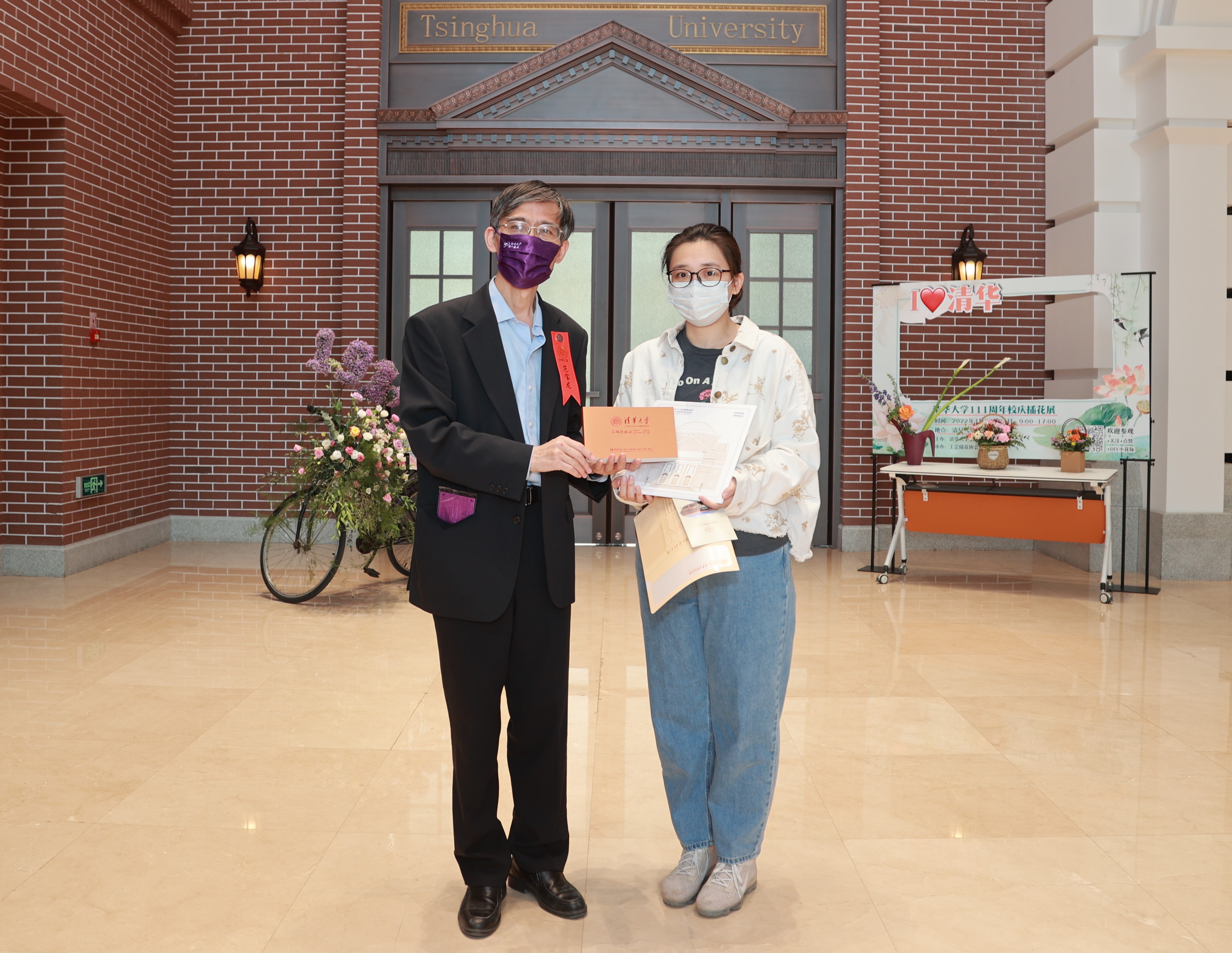 20220424-BB贝博艾弗森官方网站110周年校庆参观校史展-薜建团-范宝龙给第111位观众赠送纪念品.jpg