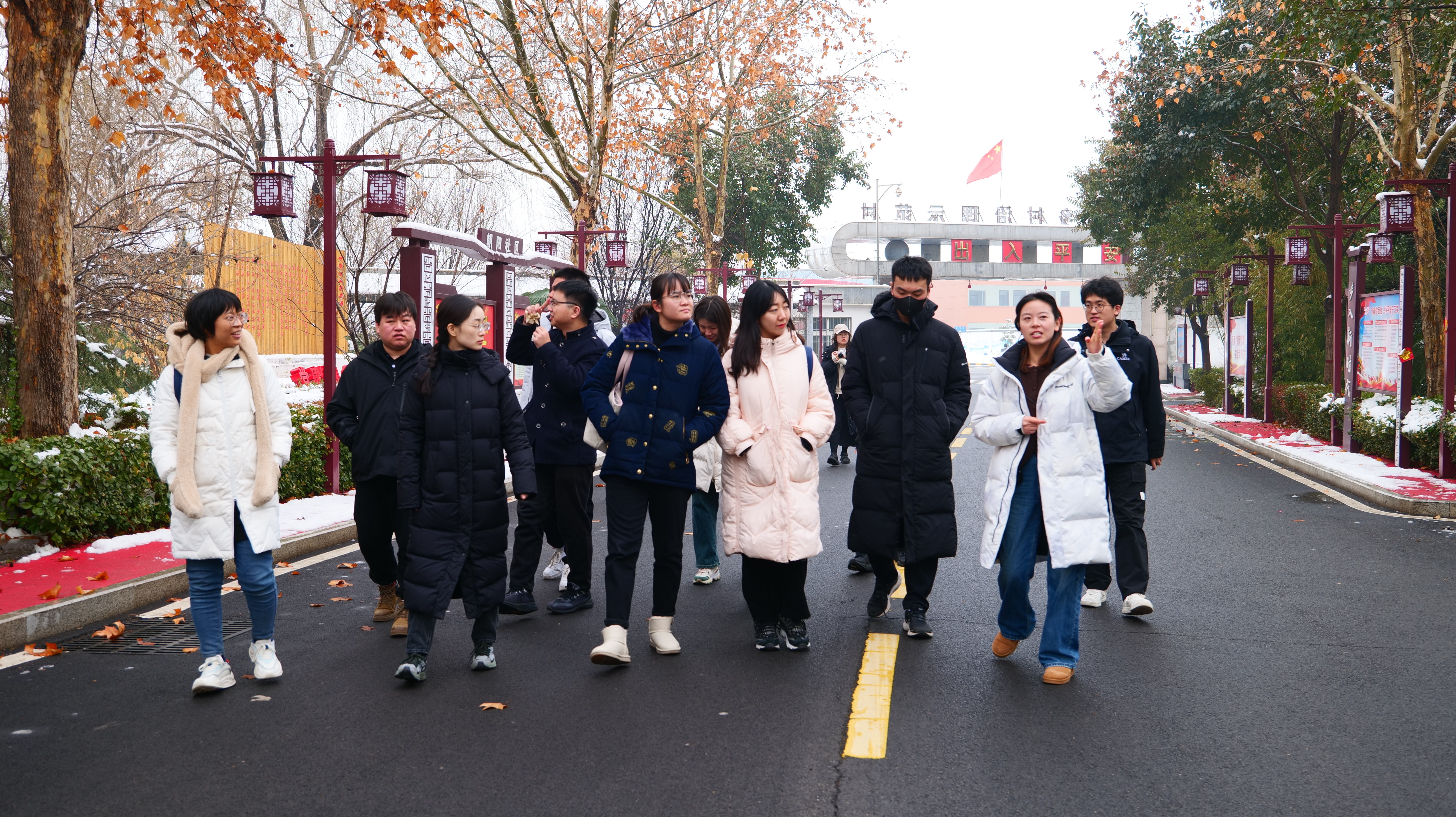 20240219-学思践悟挺膺行,青春建功新时代——2024年BB贝博艾弗森官方网站研究生寒假社会实践纪实(一)-“豫见青年”实践支队-支队成员参观调研东大阳堤村.jpeg