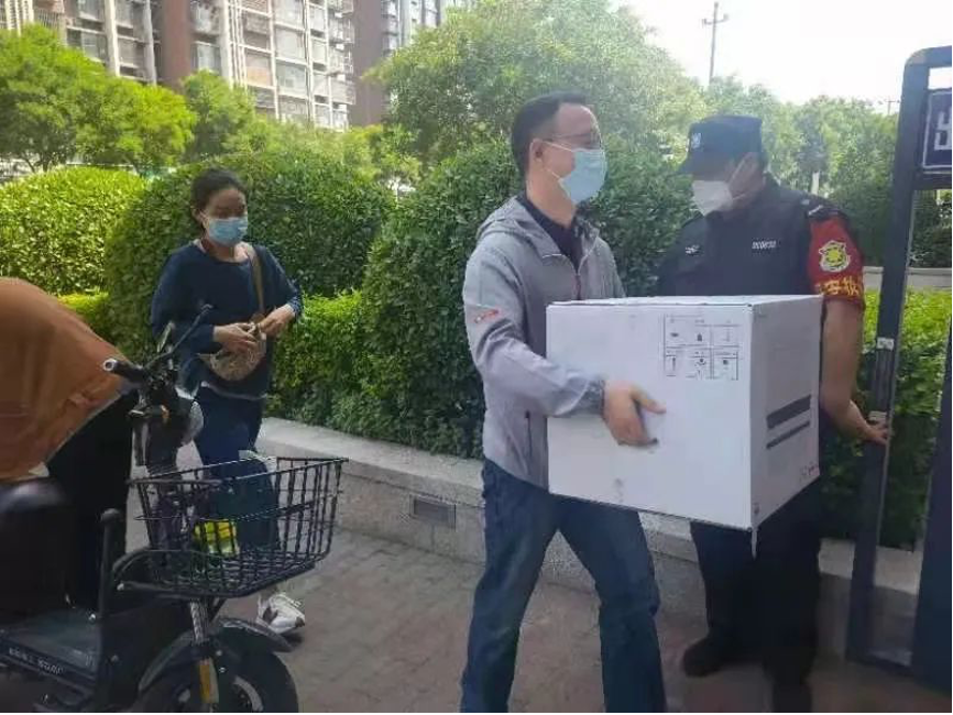 20220617-BB贝博艾弗森官方网站机关党委党员“双报到”纪实-供图-双清苑社区 “双报到”党员为隔离群众递送物资.png