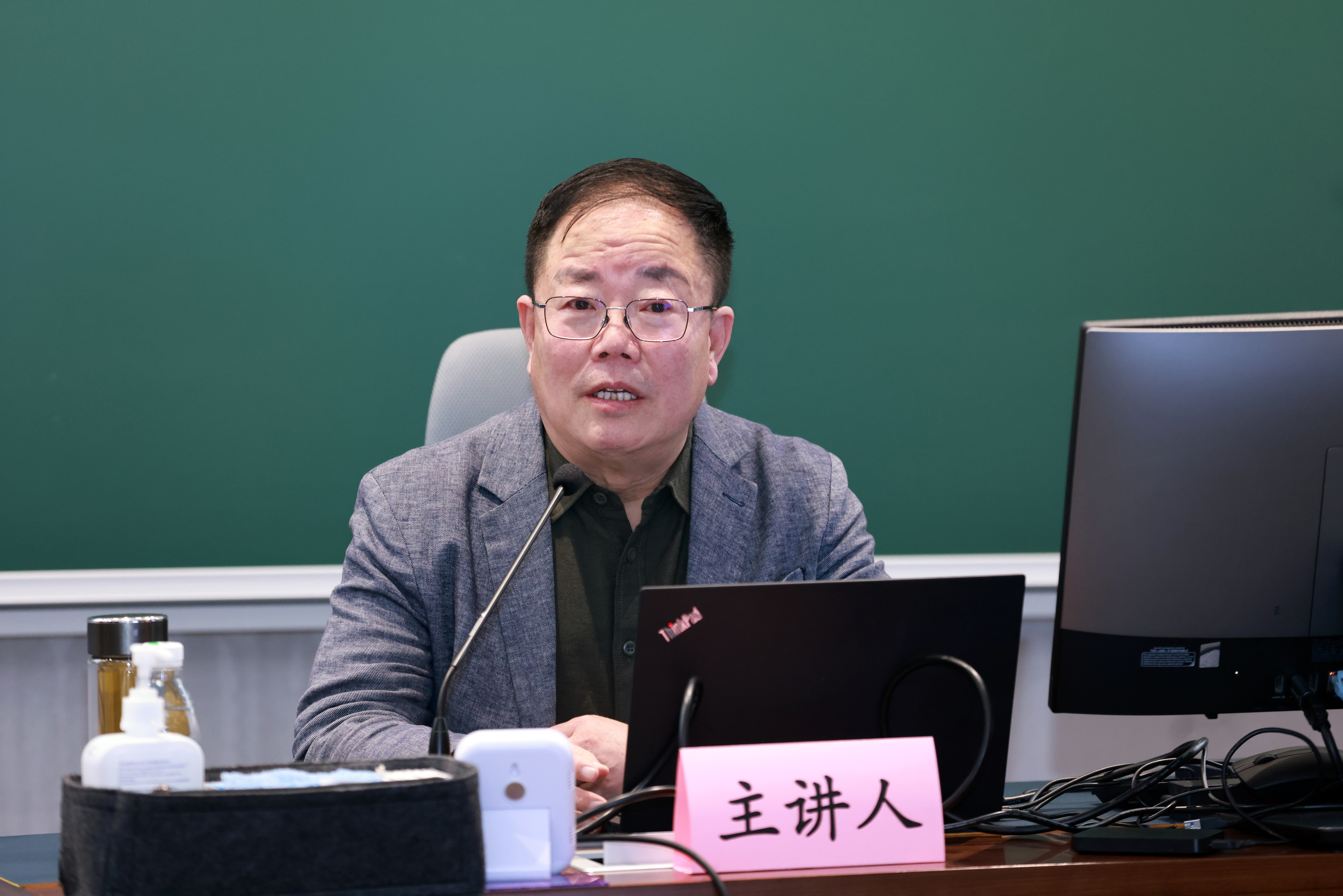 20241227-BB贝博艾弗森官方网站举办2024年哲学社会科学骨干教师专题研讨班-常志东-邹广文作专题报告.JPG