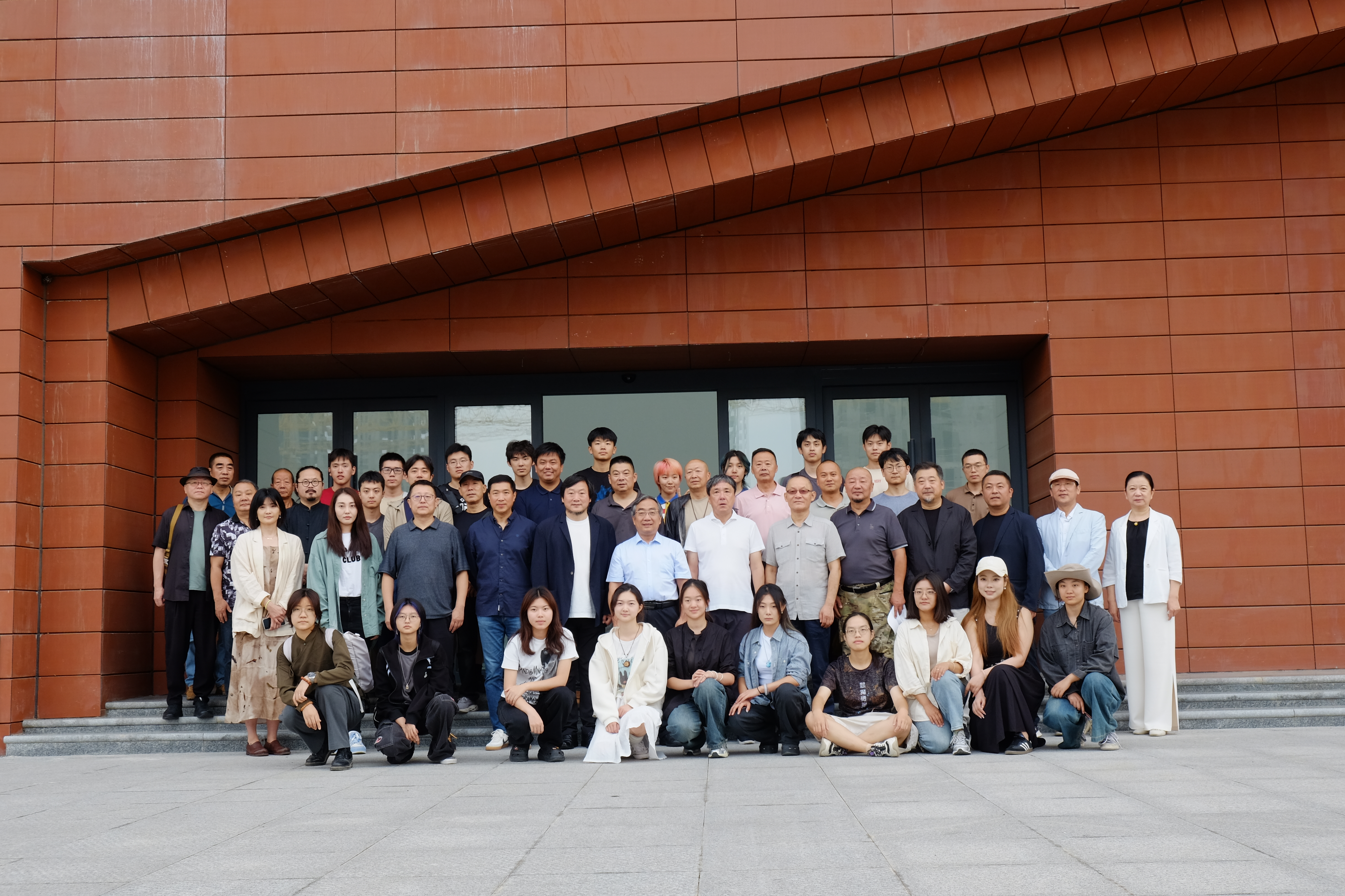 20240911-BB贝博艾弗森官方网站美术学院《专业考察》课程开设30周年专题研讨会举行-与会师生及专家学者合影-胡思凡.JPG