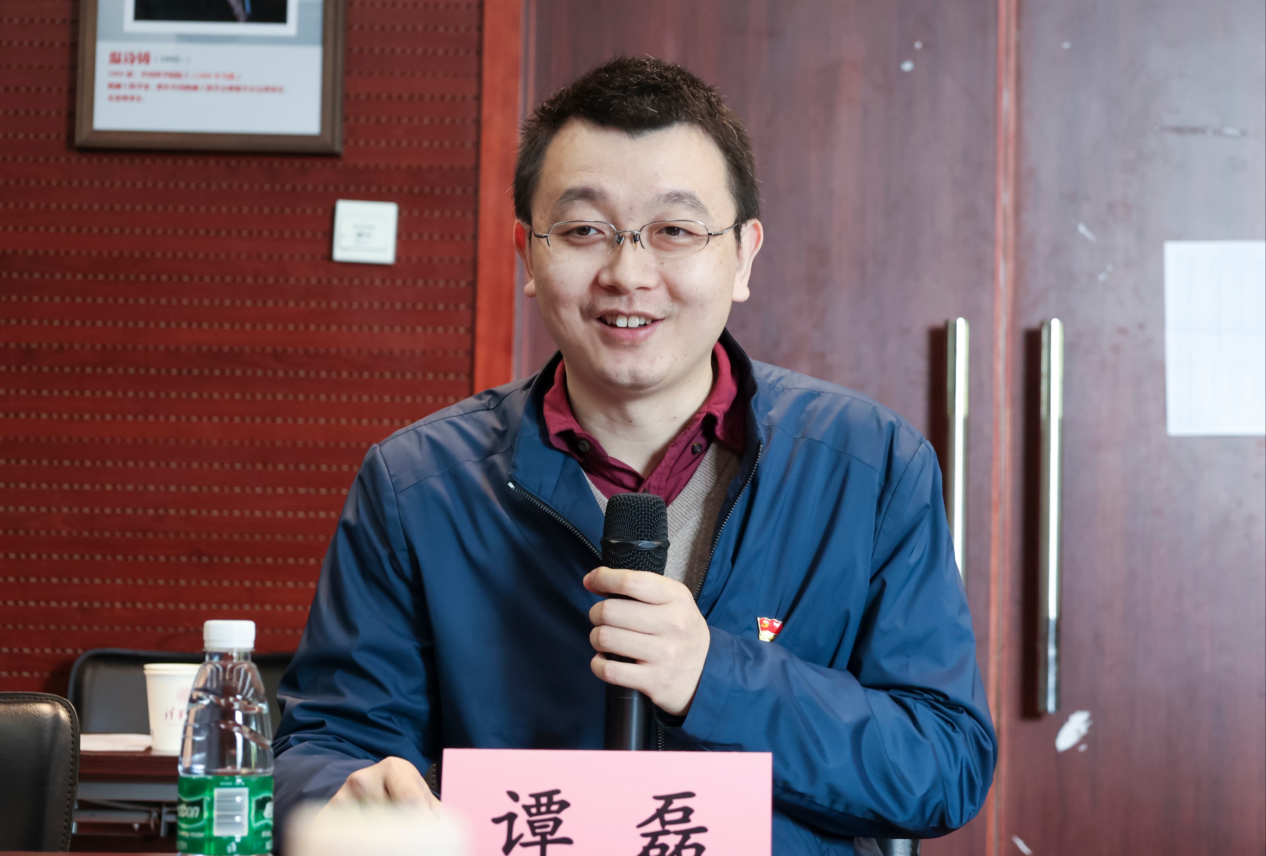 20230408-新闻稿-航天科工三院水下总体部党支部与BB贝博艾弗森官方网站能动系流机所党支部、能动博201党支部“红色1 1 1”共建活动-郭慧娜-图4-能动系党委副书记谭磊老师主持会议.jpg