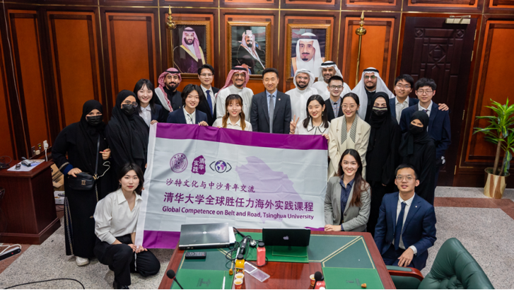 20230704-导师导员齐合力,共书育人新篇章——记辅导员们的师门故事-院系供图-胡钰带领学生海外实践.png