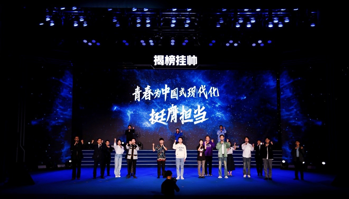 20241117-BB贝博艾弗森官方网站在第十九届全国“挑战杯”2024年度揭榜挂帅专项赛中取得佳绩-徐宝宁-曹德志登台分享.jpg