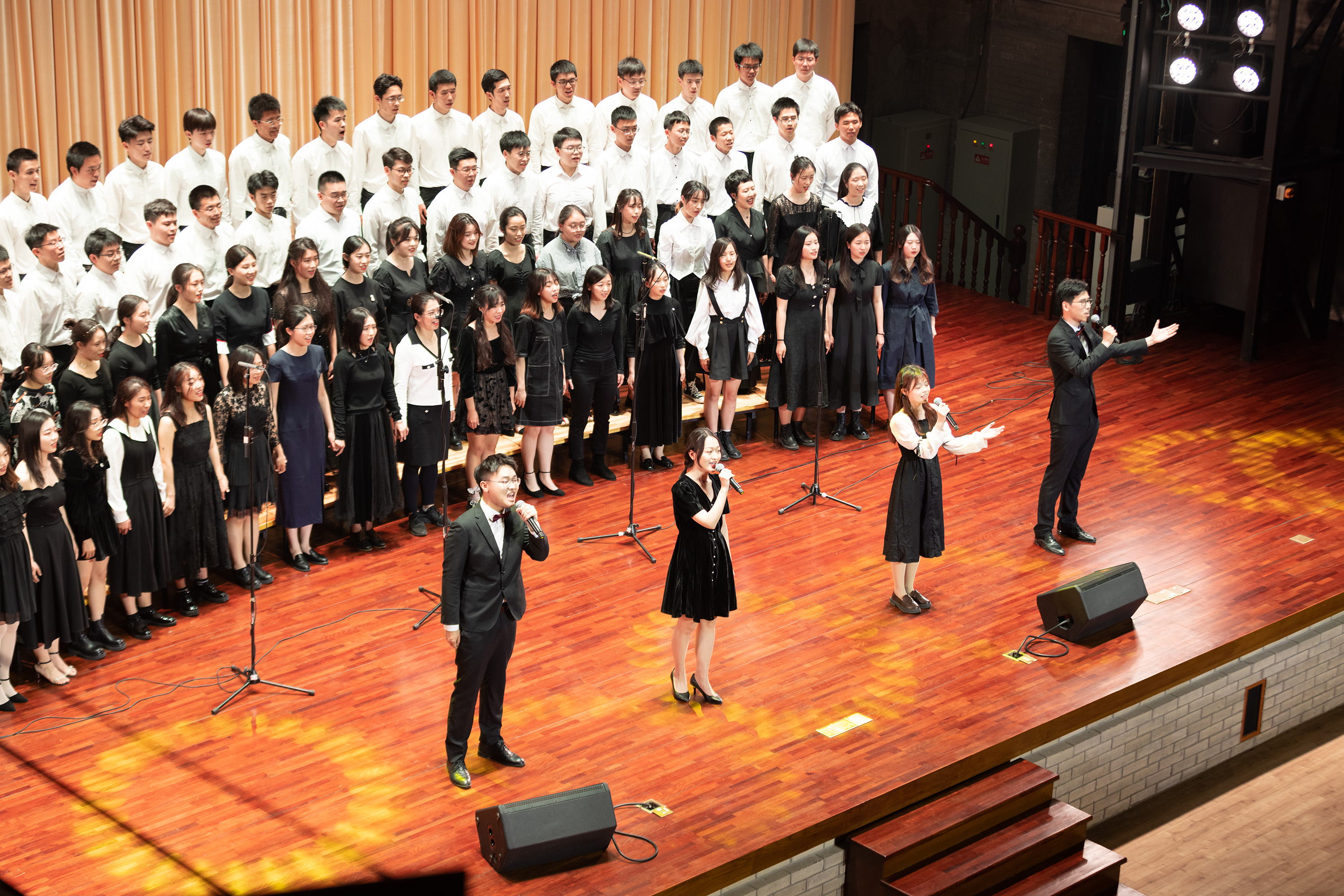 20220425-BB贝博艾弗森官方网站111周年校庆校友招待演出举行-刘航滔-演出现场.jpeg