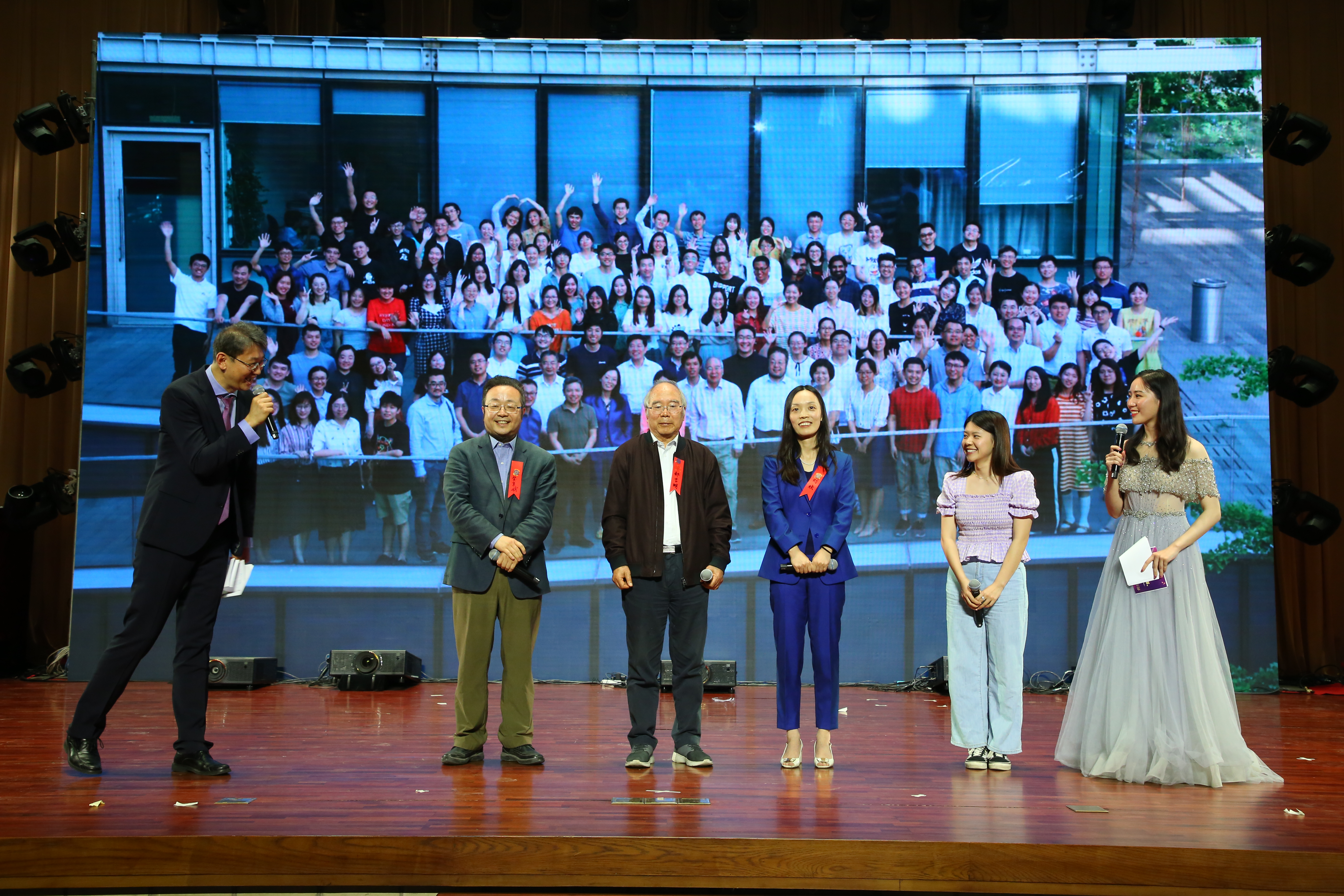 20241220-环境学院党委以文化人、以史育人,凝心聚力引领发展-拍摄者不详-图7 BB贝博艾弗森官方网站110周年校庆“良师益友”特别活动上郝吉明、贺克斌等四代师生讲述团队精神2.JPG