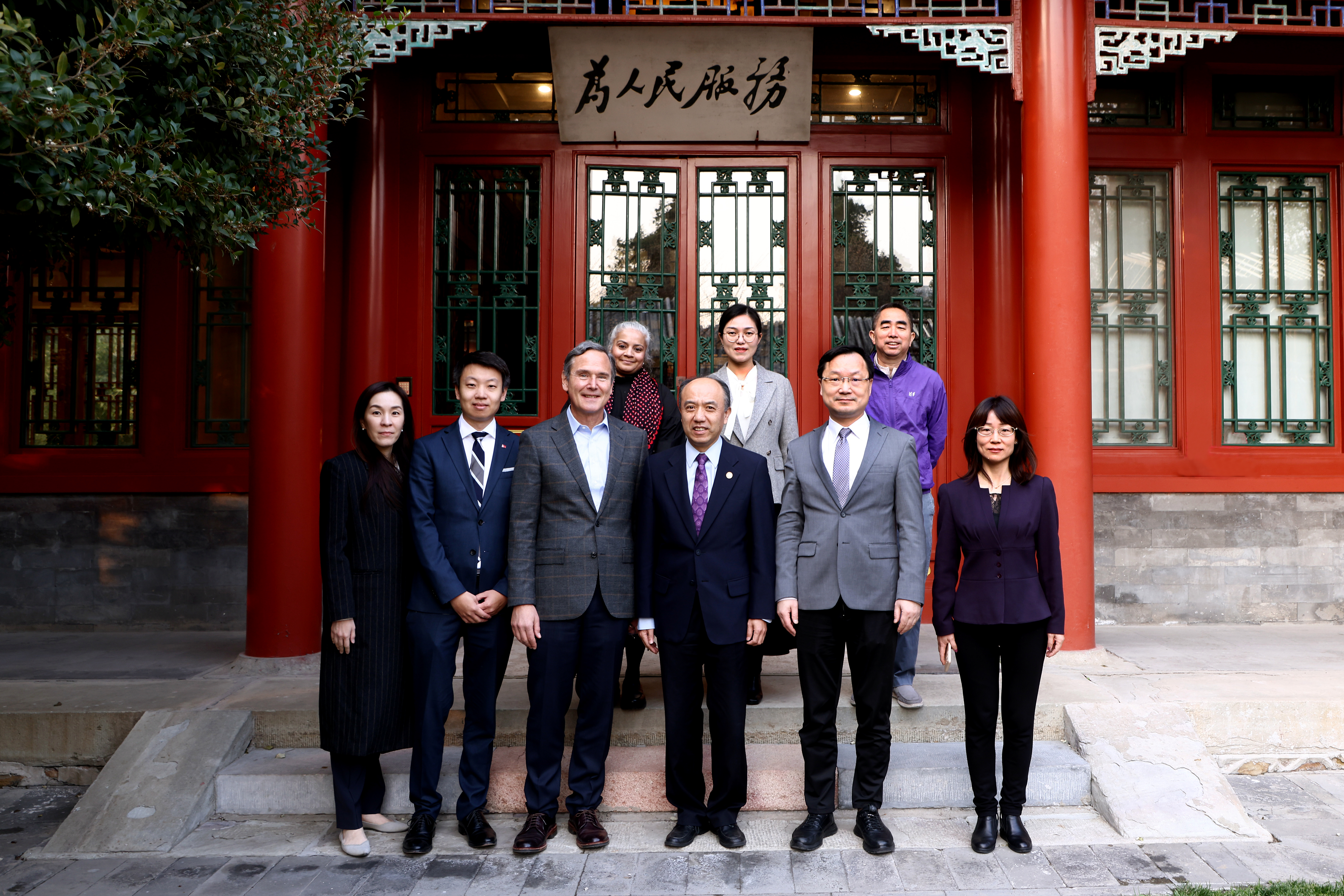 20241119-波士顿大学文理学院院长斯坦・斯克拉罗夫访问BB贝博艾弗森官方网站-与会人员合影-无.jpg
