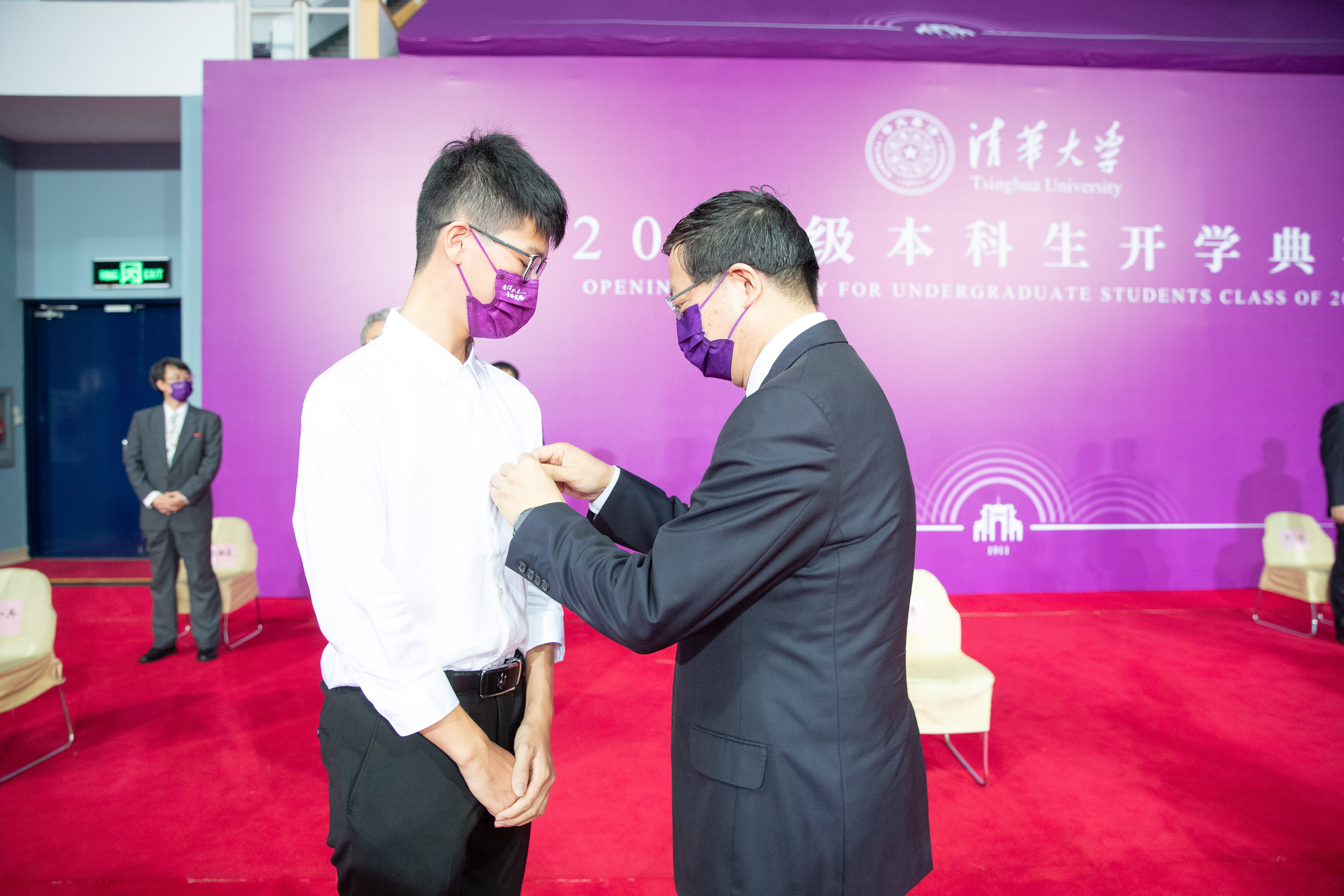 20220818-邱勇为新生代表佩戴BB贝博艾弗森官方网站徽章-开学典礼-李派.jpg