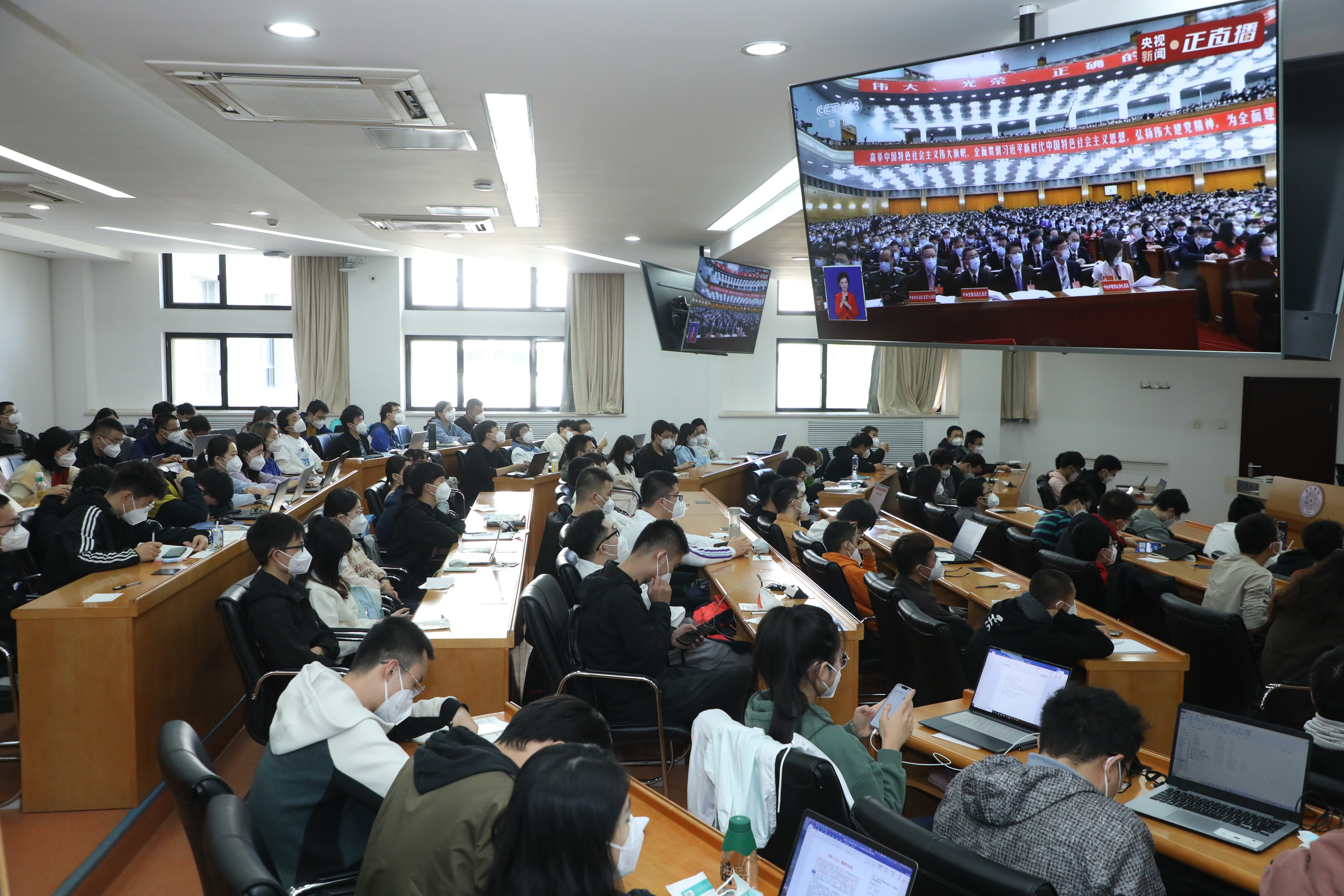 20221018-喜庆二十大,奋进新征程——BB贝博艾弗森官方网站本科生党支部热切关注党的二十大开幕会-刘雪天-材料学院集体观看党的二十大开幕会.JPG
