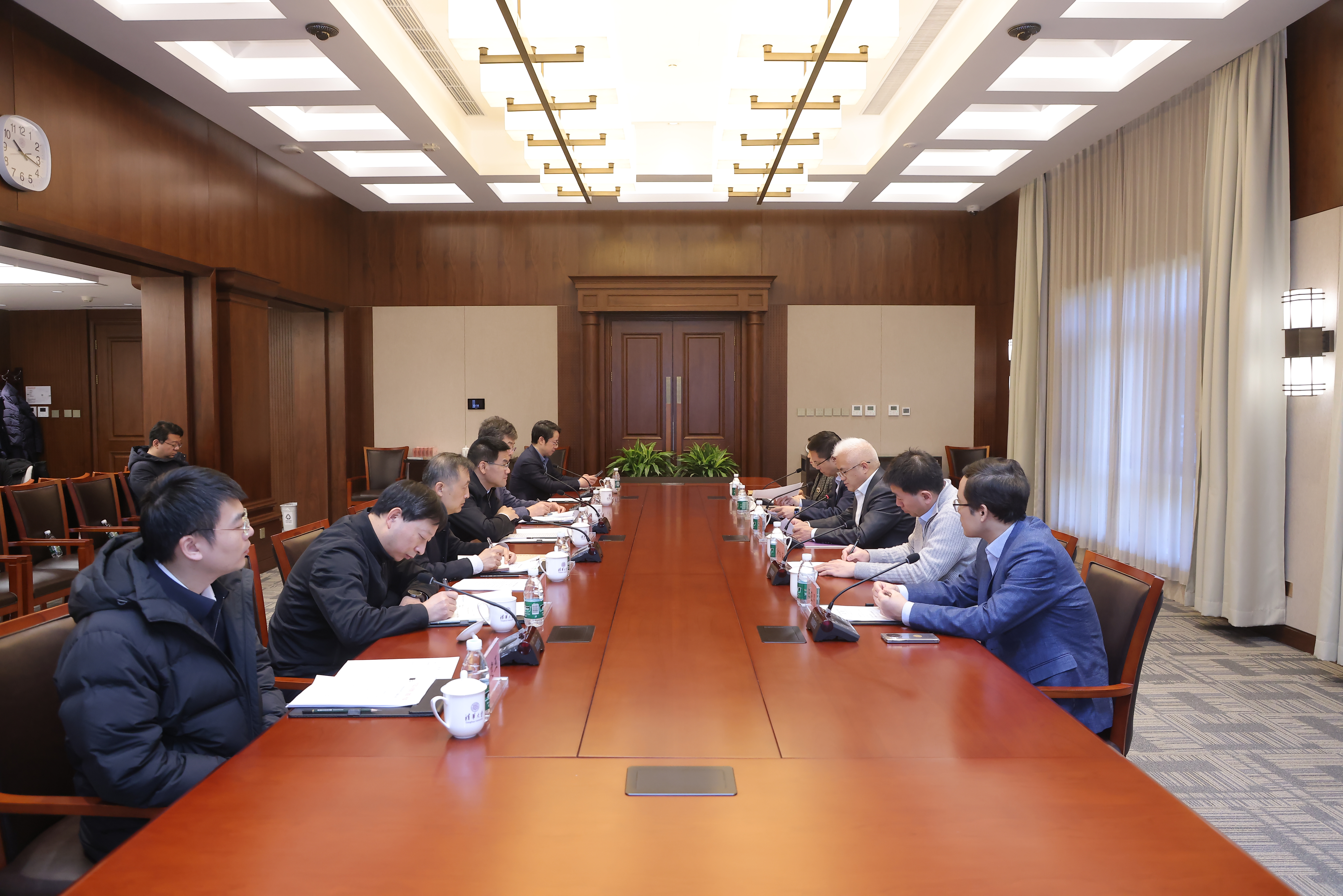 20250109-北京市委常委、统战部长杨晋柏调研BB贝博艾弗森官方网站并召开党外代表人士座谈会-许刚-座谈会现场.jpg