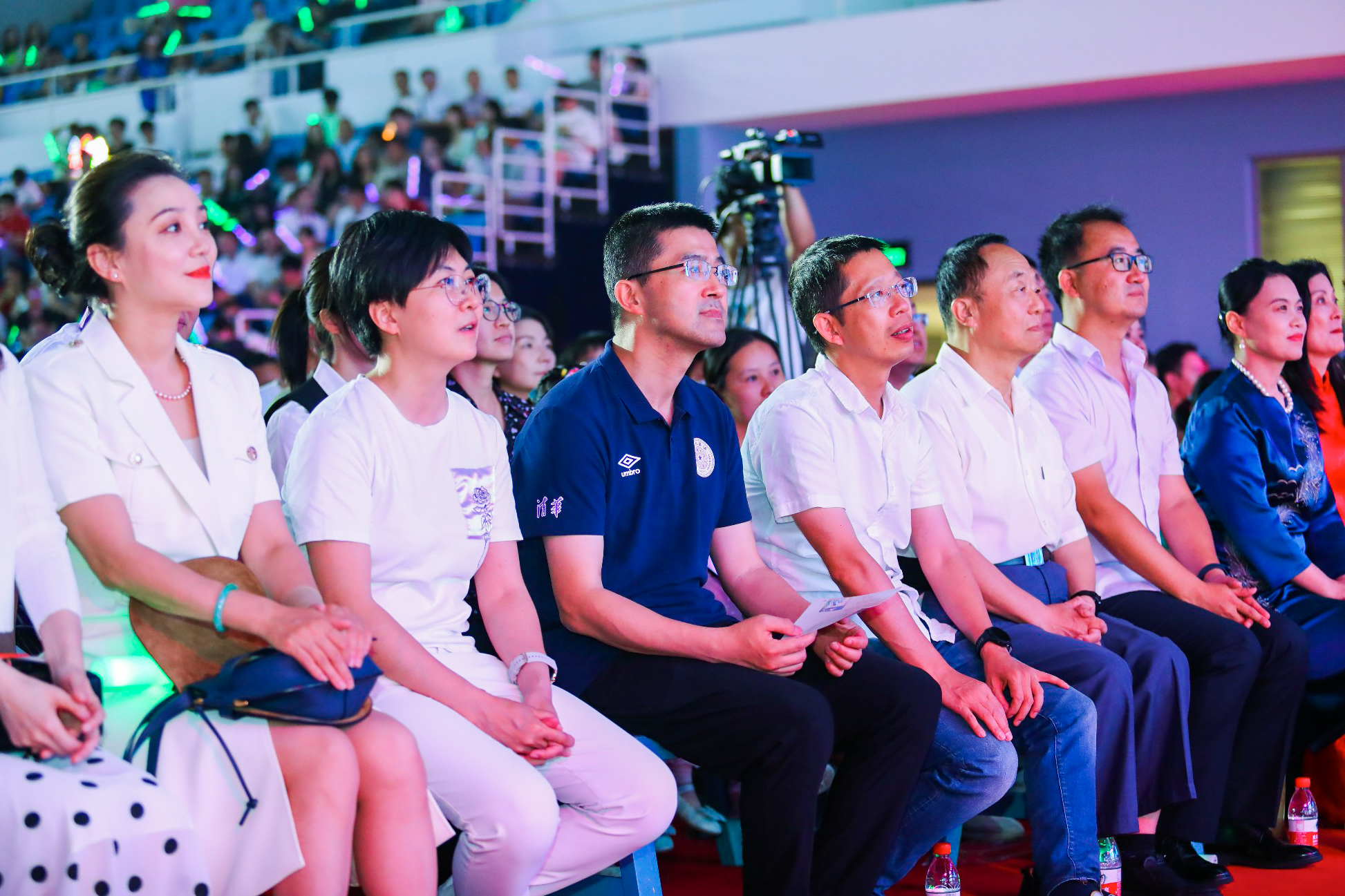 20230622-BB贝博艾弗森官方网站2023年毕业晚会-清大嘉艺-学校领导老师与毕业生共同观看晚会.jpg