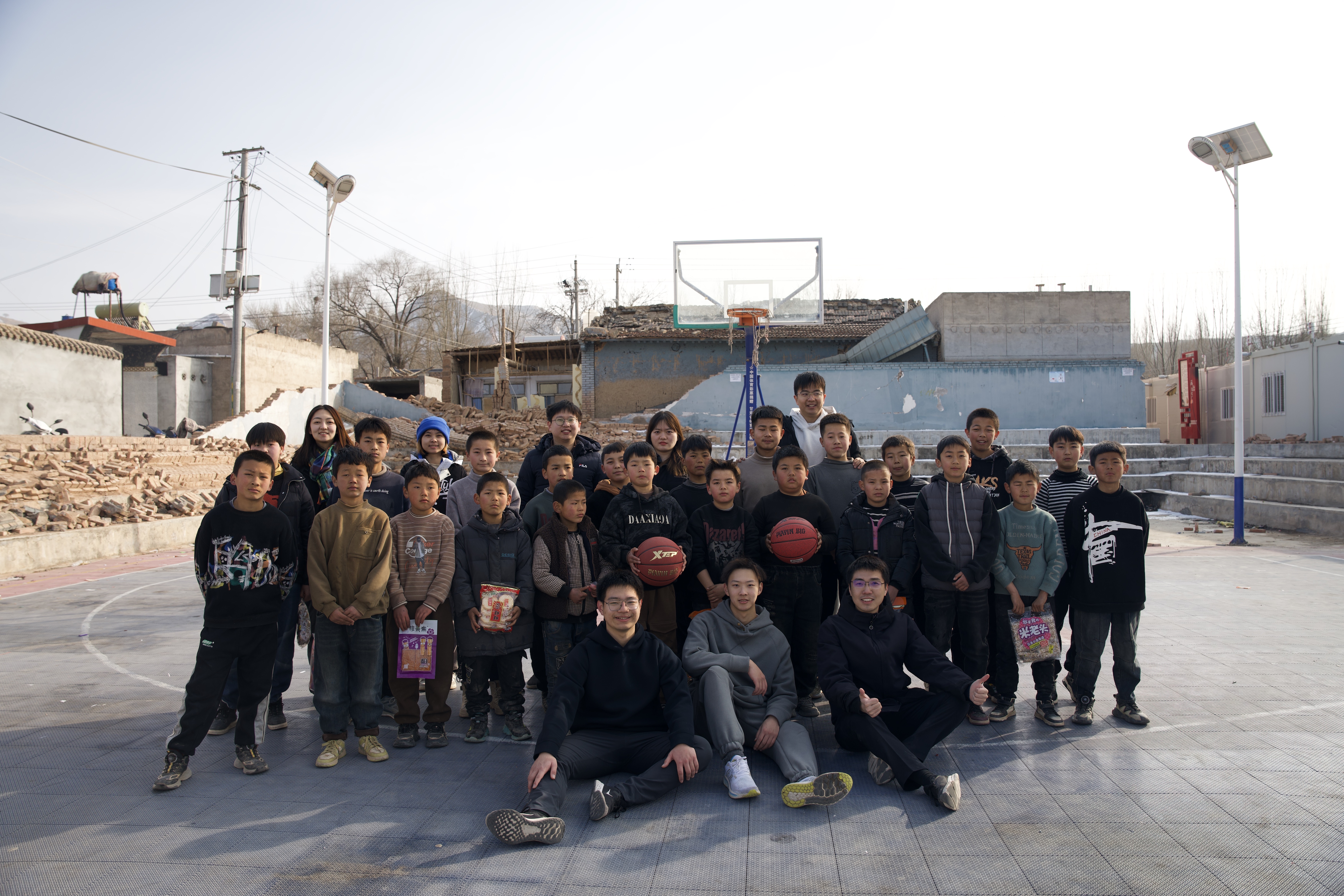 20240219-学思践悟挺膺行,青春建功新时代——2024年BB贝博艾弗森官方网站研究生寒假社会实践纪实(一)-“社稷担当·心泽河州”实践支队-支队成员在在震区球场组织开展“青少年村BA”篮球赛.jpg