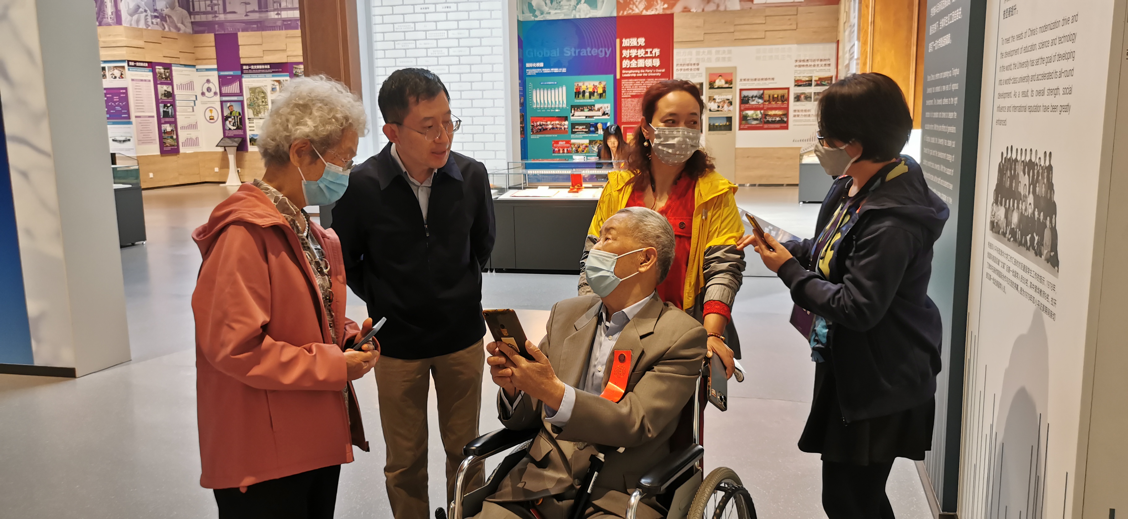 20220424-BB贝博艾弗森官方网站110周年校庆参观校史展-薜建团-戴上红条,坐着轮椅“回家”看展.jpg