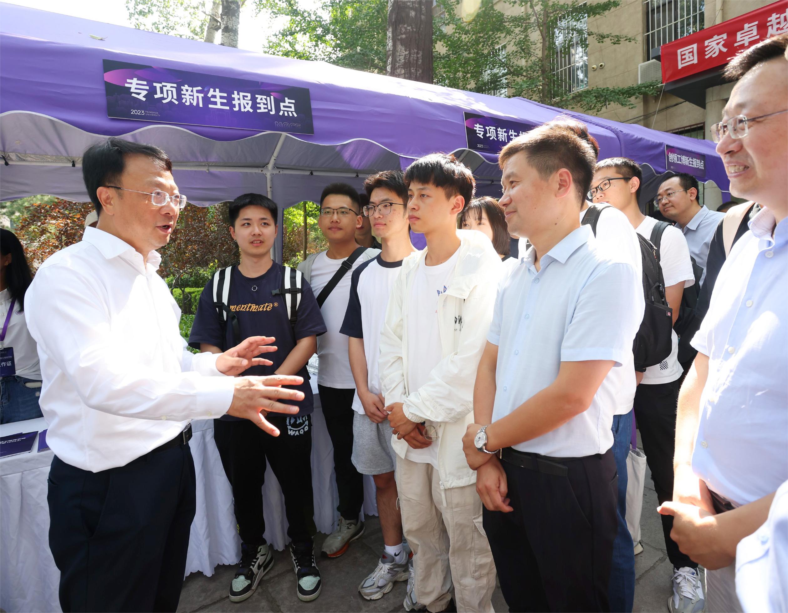 20230901-BB贝博艾弗森官方网站2023研究生新生入校报道-杨艳宾-王希勤.jpg