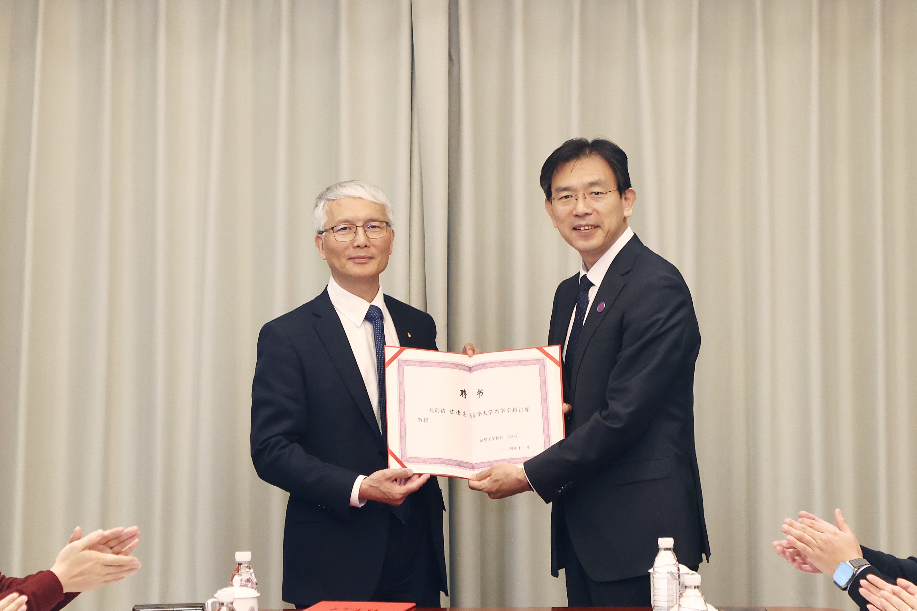 20241126-国际著名气候学家陈德亮全职加盟清华-赵青松摄-李路明、王宏伟与陈德亮夫妇合影.jpg