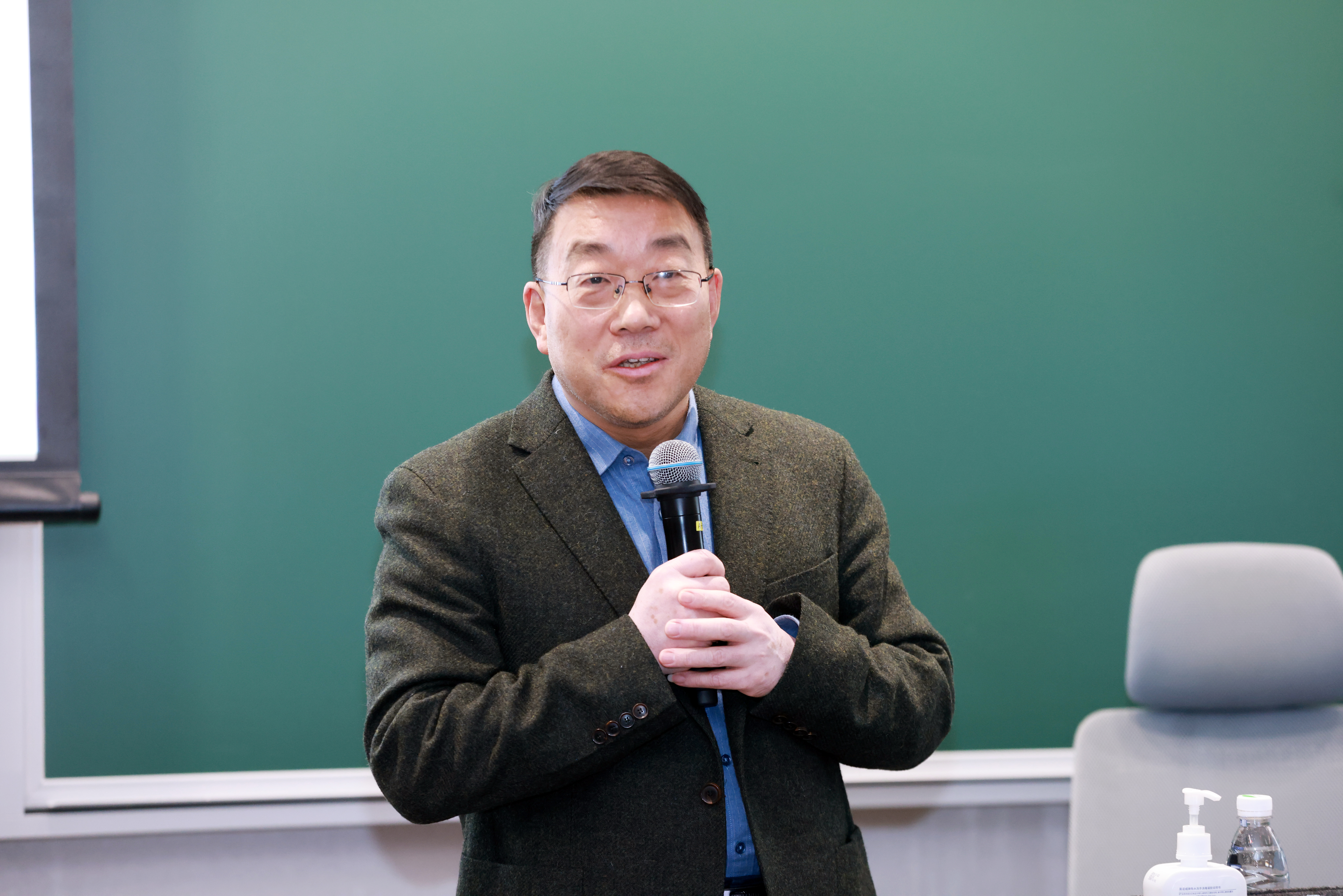 20241227-BB贝博艾弗森官方网站举办2024年哲学社会科学骨干教师专题研讨班-常志东-杨雪冬作专题报告.JPG