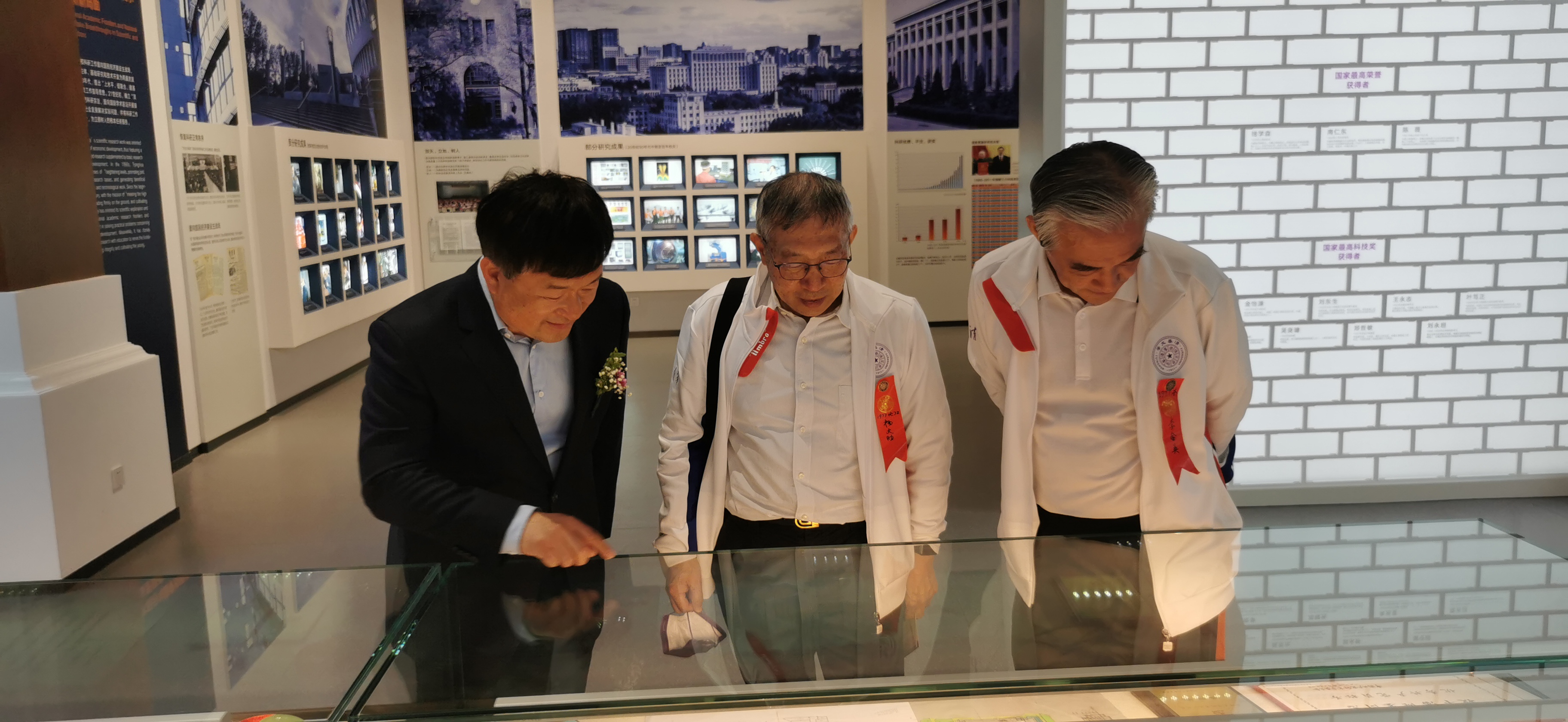 20220424-BB贝博艾弗森官方网站110周年校庆参观校史展-薜建团-捐赠人(中)亲自来看展.jpg