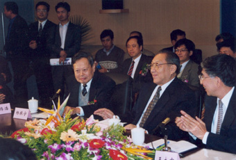 1999年10月2日，李岚清副总理视察BB贝博艾弗森官方网站高等研究中心时与我校师生亲切座谈。前排右起：王大中、李岚清、杨振宁。